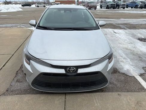 Used 2023 Toyota Corolla LE image 3