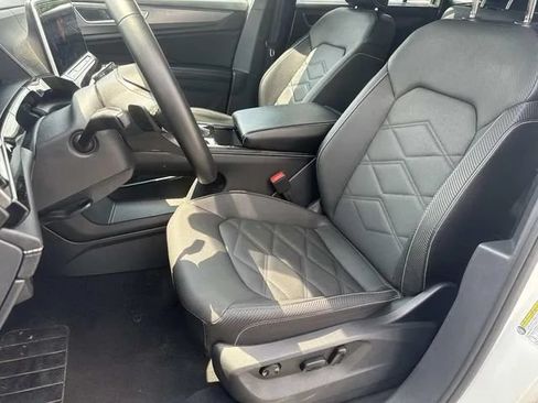 Used 2025 Volkswagen Atlas Cross Sport SE FWD image 31