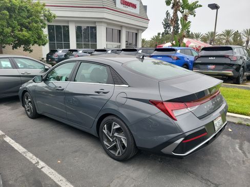 Used 2025 Hyundai Elantra Limited FWD image 3