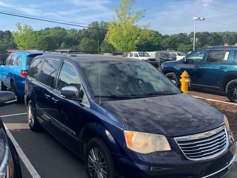 Used 2015 Chrysler Town & Country Touring-L w/ Driver Convenience Group image 5