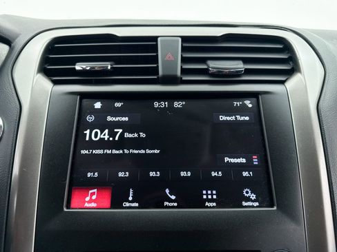 Used 2017 Ford Fusion SE w/ Fusion SE Technology Package image 5