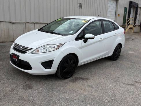 Used 2013 Ford Fiesta SE FWD image 3
