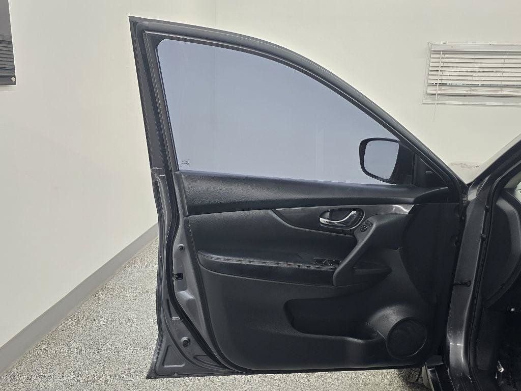 Used 2017 Nissan Rogue SV FWD image 29
