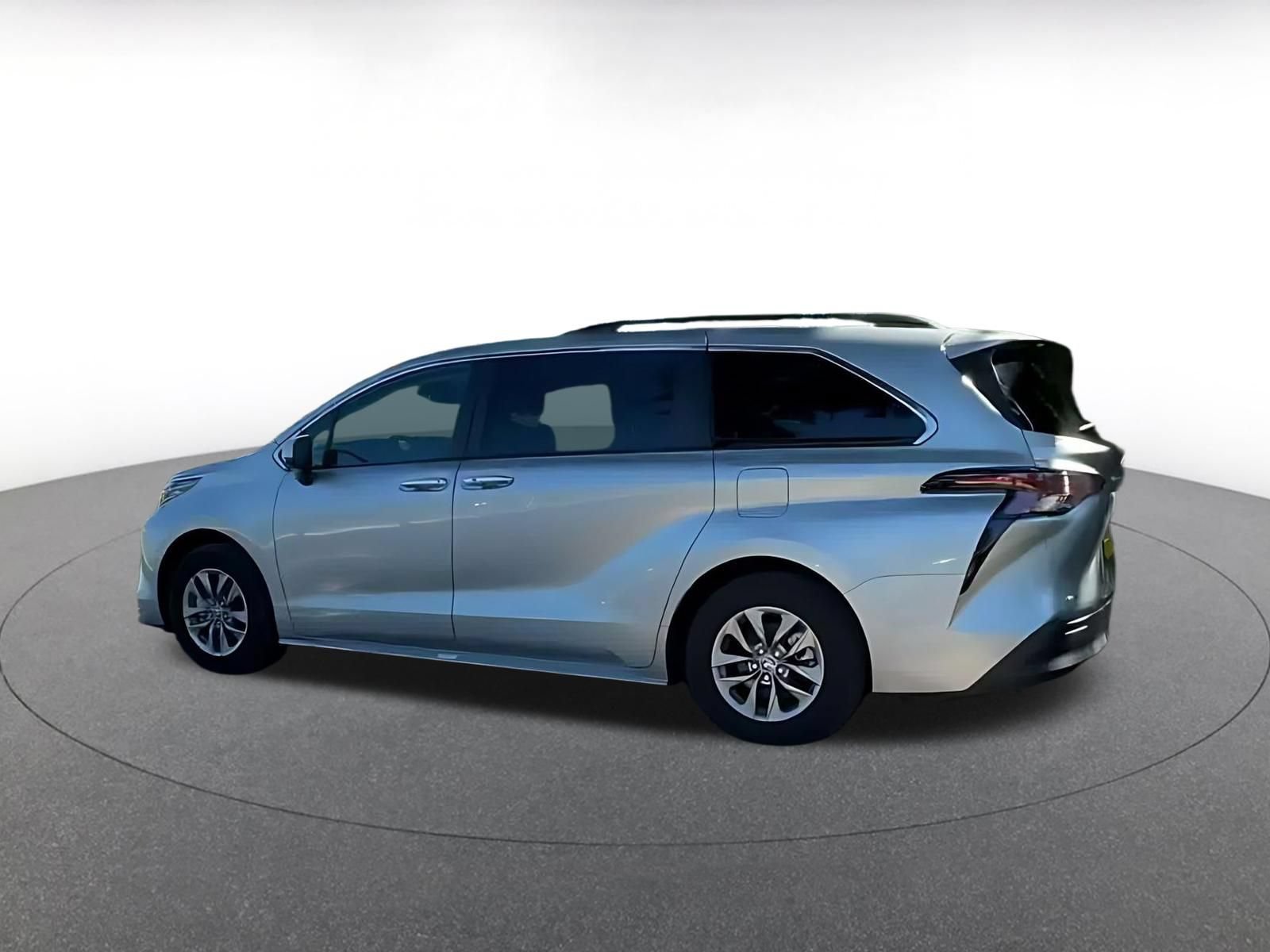 Used 2025 Toyota Sienna XLE FWD image 13