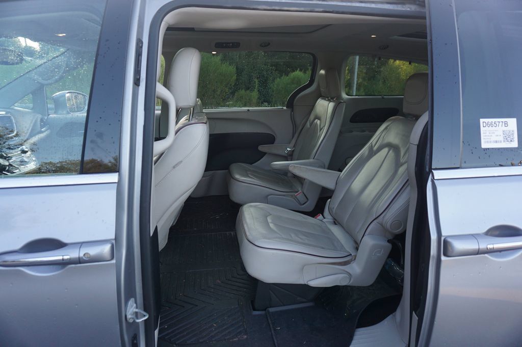 Used 2020 Chrysler Pacifica Limited FWD image 17