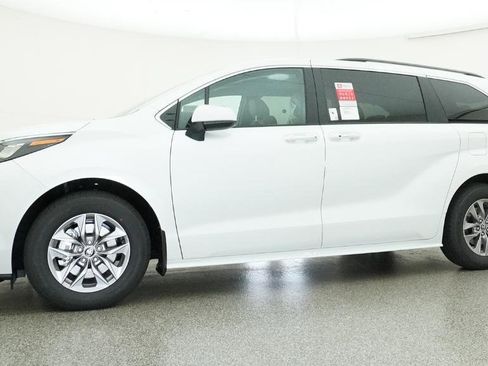 New 2026 Toyota Sienna XLE FWD image 10