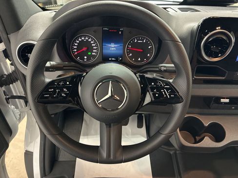 Used 2025 Mercedes-Benz Sprinter 2500 image 17
