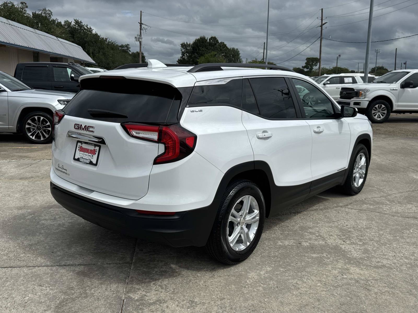 Used 2024 GMC Terrain SLE w/ Driver Convenience Package FWD image 7