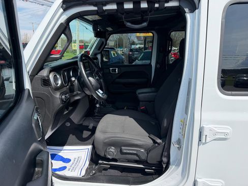 Used 2018 Jeep Wrangler Unlimited Sahara image 9