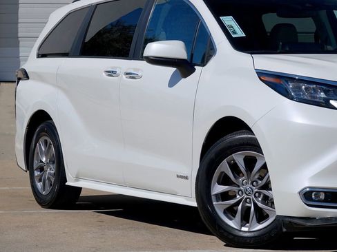 Used 2021 Toyota Sienna XLE w/ XLE Plus Package image 19