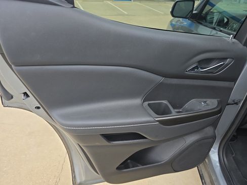 Used 2023 GMC Acadia SLT w/ Elevation Edition image 11