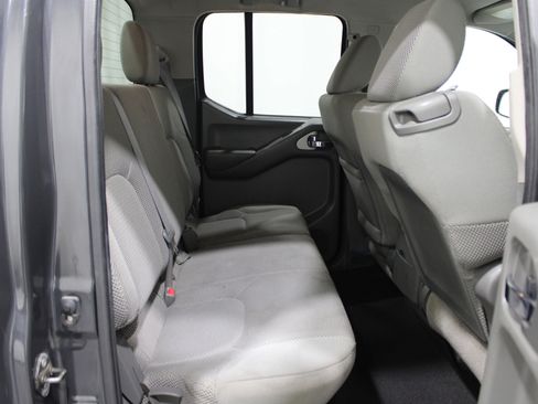 Used 2010 Nissan Frontier SE image 19