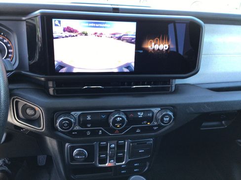 Used 2024 Jeep Gladiator Sport AWD/4WD image 8