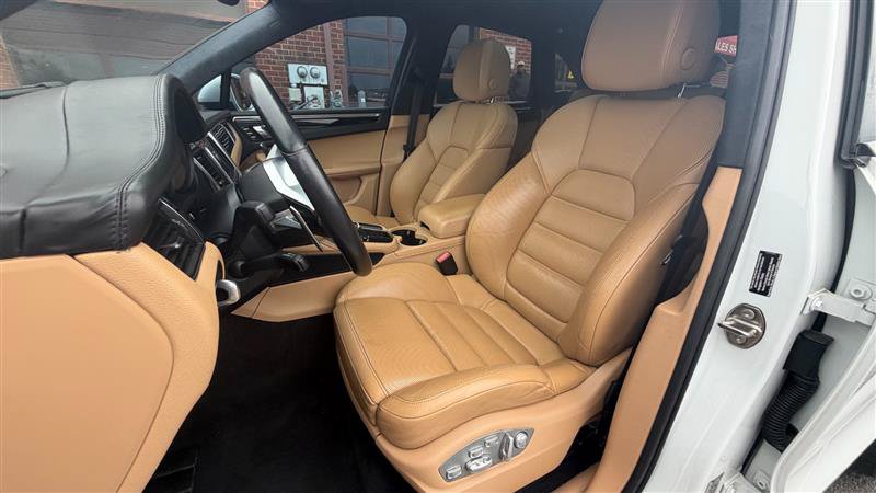 Used 2016 Porsche Macan Turbo AWD/4WD image 27