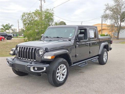 Used 2023 Jeep Gladiator Sport image 2