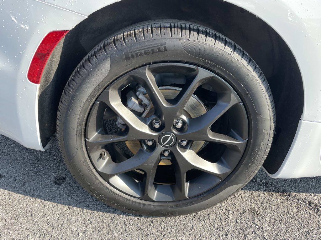 Used 2025 Chrysler Pacifica Limited FWD image 23
