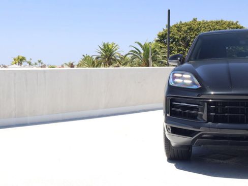 Certified 2025 Porsche Cayenne Coupe w/ Premium Package Plus AWD/4WD image 12