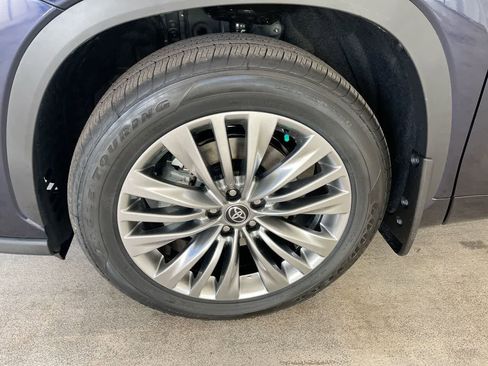 New 2026 Toyota Highlander Platinum image 10