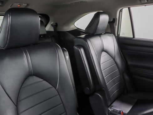 Used 2024 Toyota Highlander XLE FWD image 30