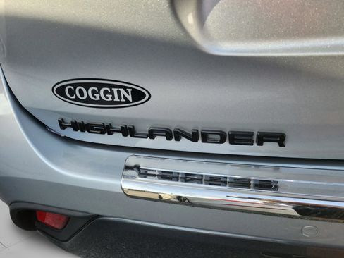 Used 2021 Toyota Highlander Limited FWD image 23