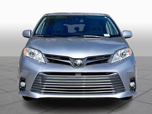 Used 2019 Toyota Sienna XLE image 3