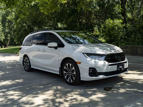 Used 2025 Honda Odyssey Elite image 2