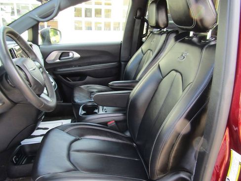 Used 2023 Chrysler Pacifica Touring-L w/ S Appearance Package AWD/4WD image 17