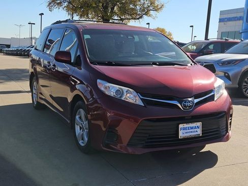 Used 2020 Toyota Sienna LE image 3
