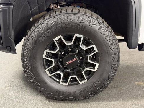 Used 2024 GMC Sierra 2500 AT4X image 10