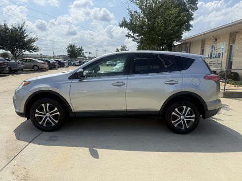 Used 2018 Toyota RAV4 LE FWD image 4