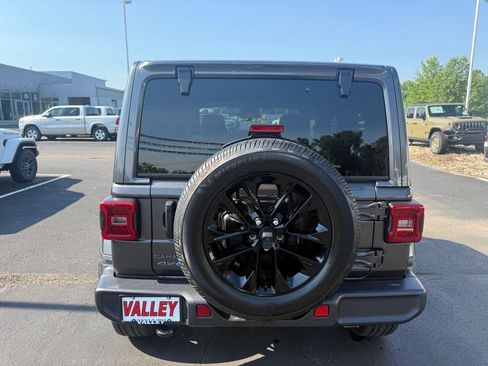 Used 2025 Jeep Wrangler Unlimited Sahara AWD/4WD image 5