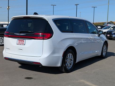Used 2023 Chrysler Pacifica Touring-L image 14