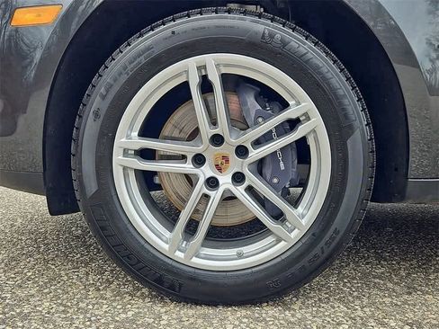 Certified 2025 Porsche Macan image 11