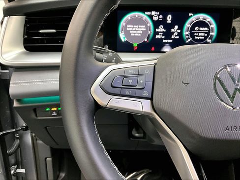 Certified 2025 Volkswagen Tiguan SE w/ Panoramic Sunroof Package image 20