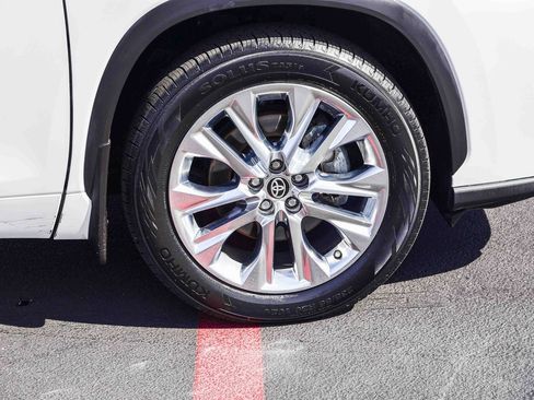 Used 2024 Toyota Highlander Limited image 11