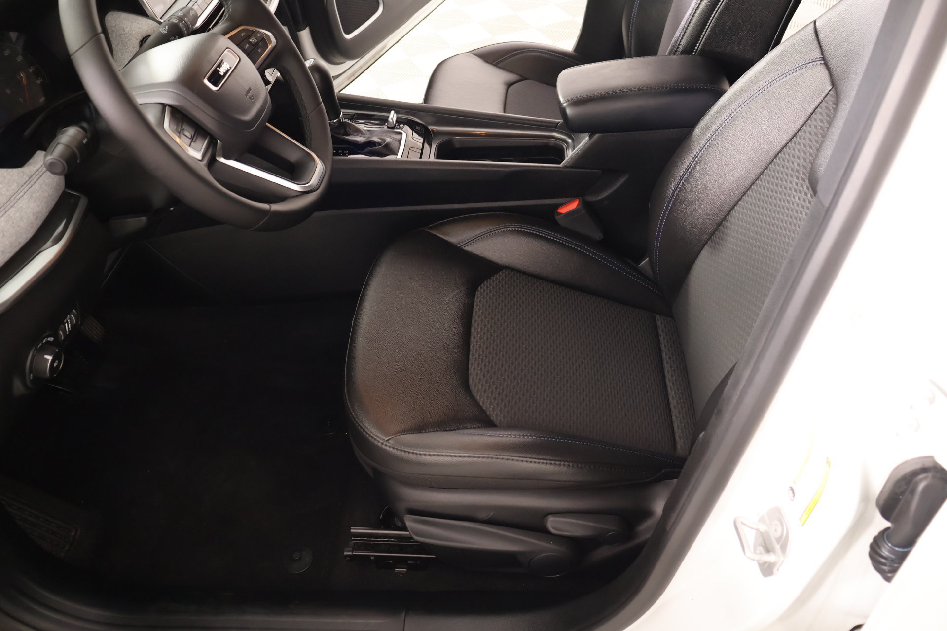 Used 2025 Jeep Compass Latitude AWD/4WD image 10
