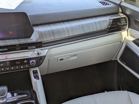 Used 2024 Kia Telluride EX w/ EX Captain's Chair Package image 19