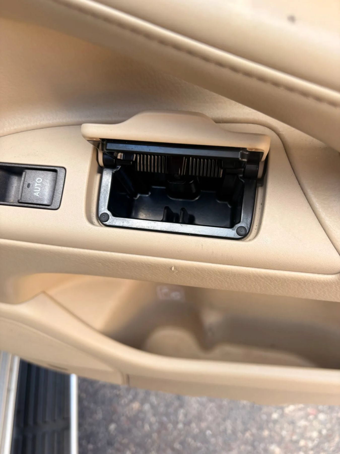 Used 2011 Lexus LX 570 4WD w/ Luxury Pkg image 36