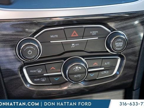 Used 2022 Chrysler 300 Touring w/ Sport Appearance Package image 10