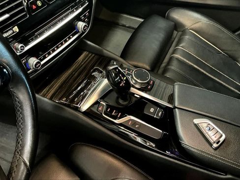 Used 2019 BMW 530e 530e iPerformance image 19