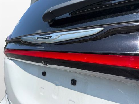 Certified 2023 Chrysler Pacifica Touring-L image 17