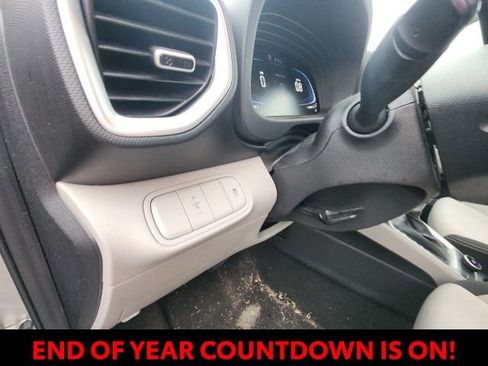 Used 2024 Hyundai Venue SEL image 23