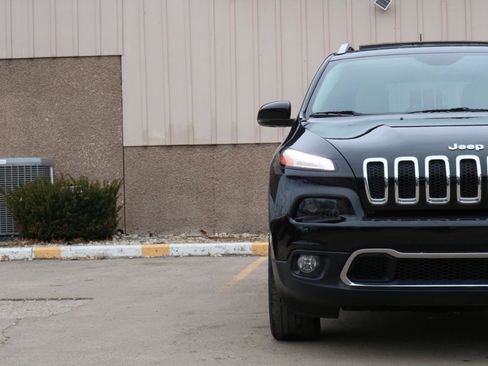 Used 2017 Jeep Cherokee Limited AWD/4WD image 4