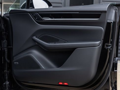 Certified 2025 Porsche Macan Electric RWD image 40