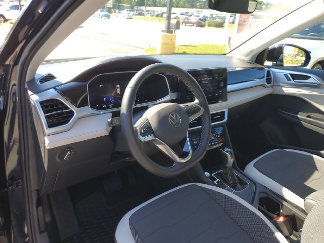Certified 2025 Volkswagen Taos SE w/ Panoramic Sunroof Package FWD image 25