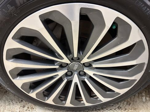 Used 2019 Audi e-tron Prestige w/ Prestige Package image 37