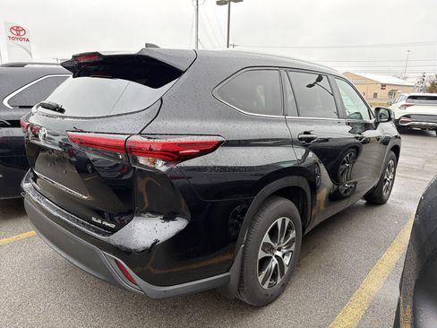Used 2023 Toyota Highlander XLE AWD/4WD image 7