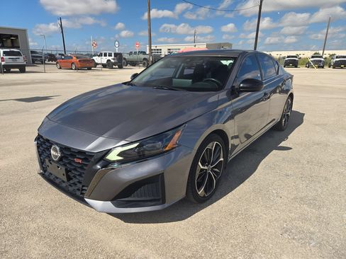 Used 2023 Nissan Altima 2.5 SR w/ SR Premium Package FWD image 7