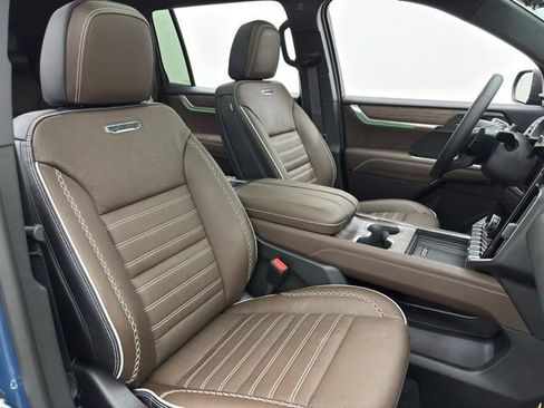 New 2026 GMC Acadia Denali Ultimate w/ LPO, Floor Liner Package AWD/4WD image 39