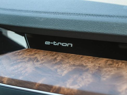 Used 2022 Audi e-tron Premium image 15